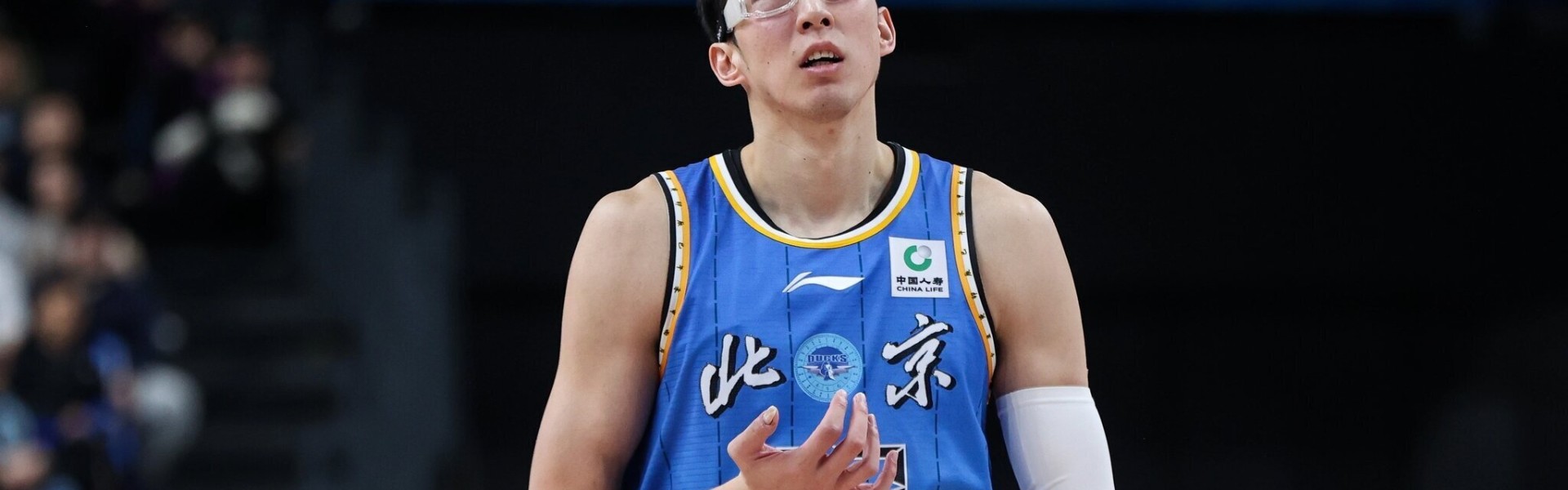 表现一般！周琦6中3仅拿9分10板1助 3失误3犯规