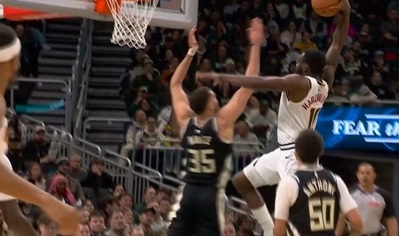 NBA直播-投不进就砸！哈达威冲筐面对补防单臂砸扣 字母哥替补席神情落寞